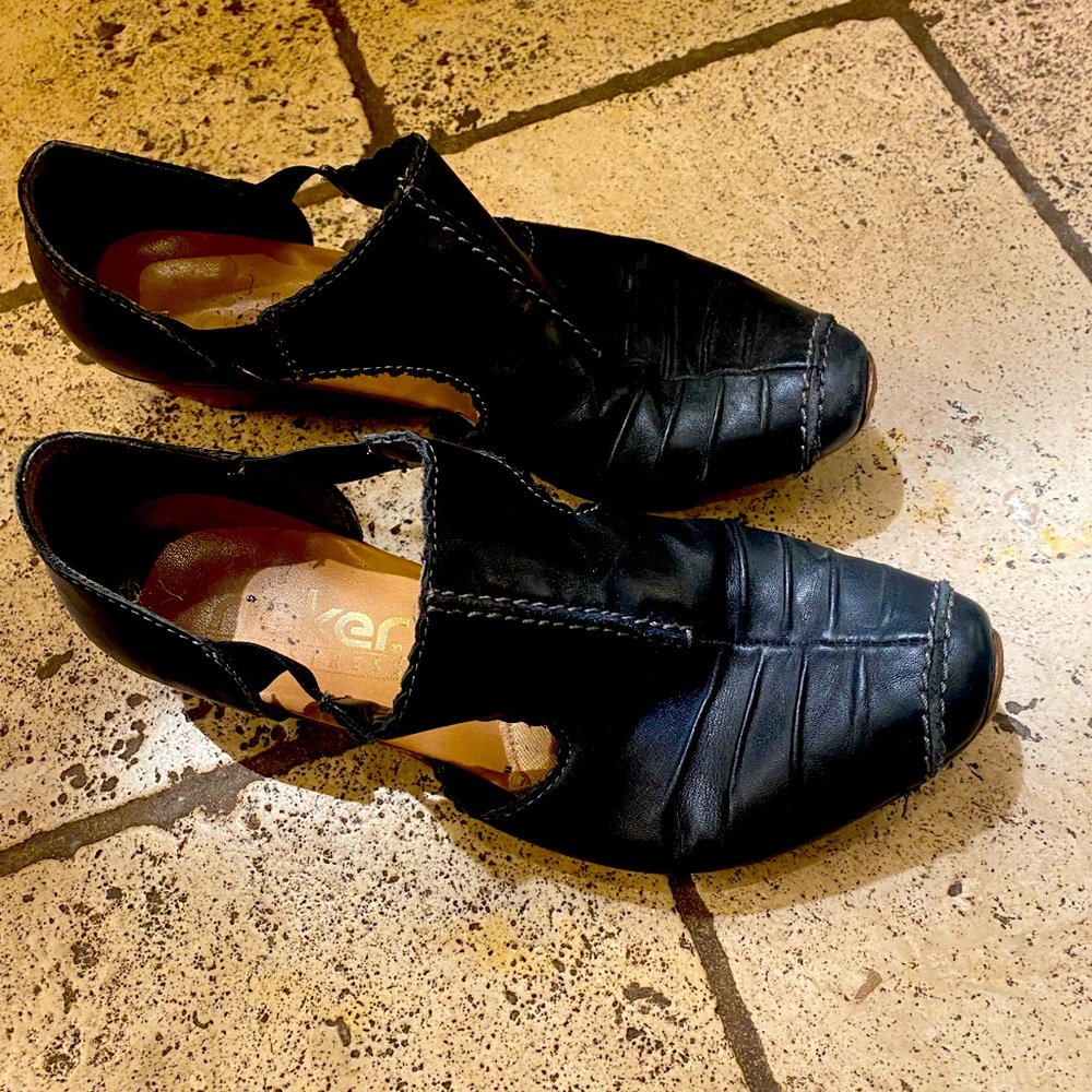 Black leather Rieker shoe with small heel
